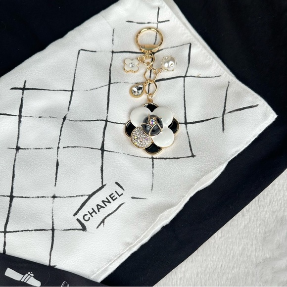 CHANEL Dustbag with scarf and Camilla bag charm keychain - Picture 4 of 7